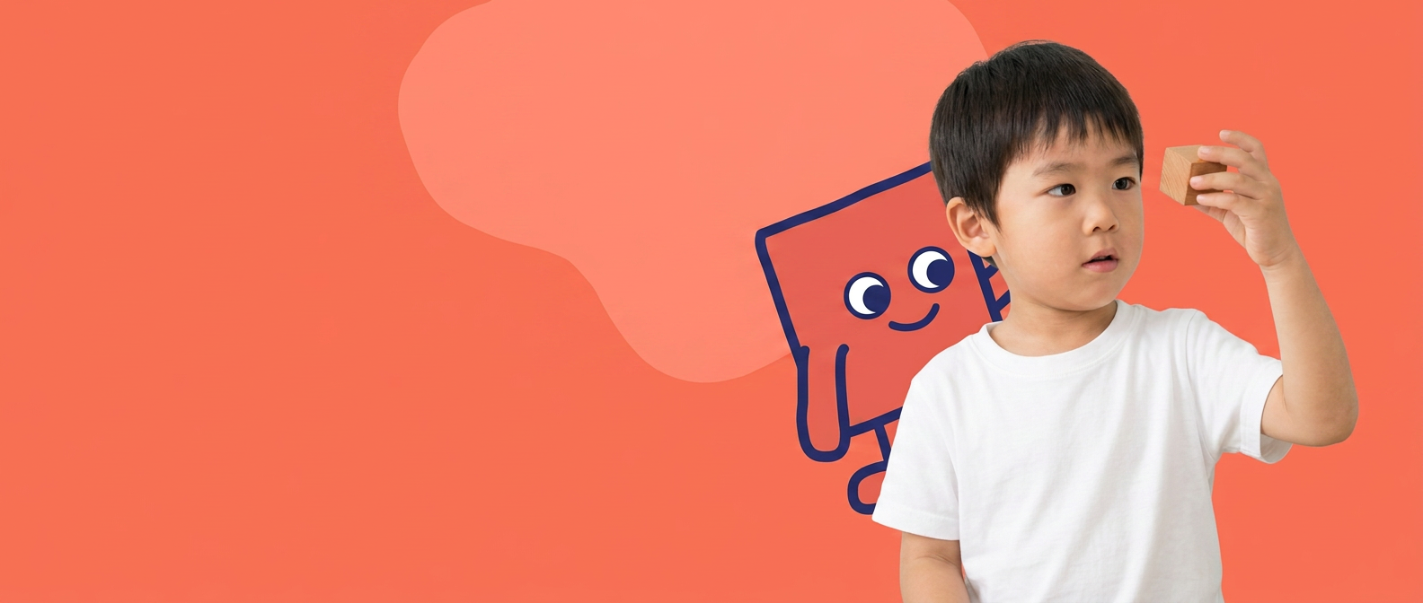 孩子拿著任務卡,紅方塊吉祥物在身後探頭